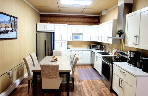 Willoughby Cabin | Charming Creek Lodge -5 min from downtown, 20 min from Vancouver
