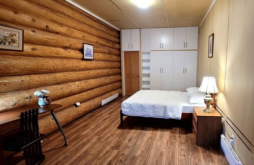 Willoughby Cabin | Charming Creek Lodge -5 min from downtown, 20 min from Vancouver