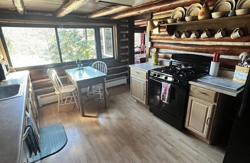 East Stroudsburg Cabin | Charming Creekside family cabin, 15 minutes to falls, golf, waterfalls & more.