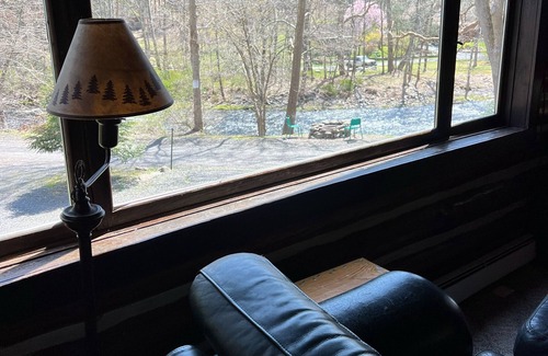 East Stroudsburg Cabin | Charming Creekside family cabin, 15 minutes to falls, golf, waterfalls & more.