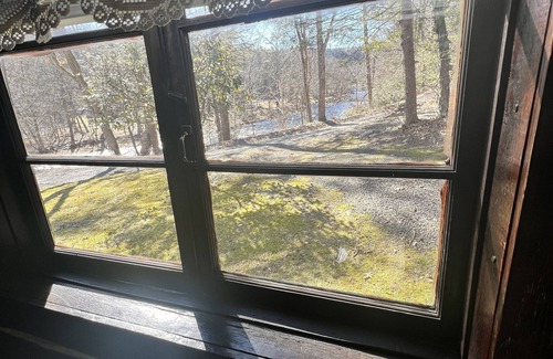 East Stroudsburg Cabin | Charming Creekside family cabin, 15 minutes to falls, golf, waterfalls & more.