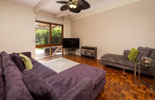 Albury House | Charming Crisp St Cottage Escape- pet friendly home in perfect location - Three bedroom cottage with three queen bedrooms