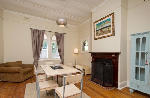 Albury House | Charming Crisp St Cottage Escape- pet friendly home in perfect location - Three bedroom cottage with three queen bedrooms