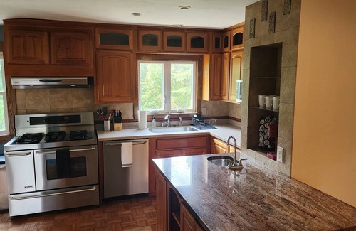 Richland Center House | Charming Crow Hill Cottage in welcoming Richland Center with BLOSSOMING garden