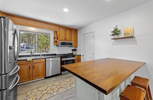 Custer House | Charming Custer Pines with Hot Tub & Pet Friendly