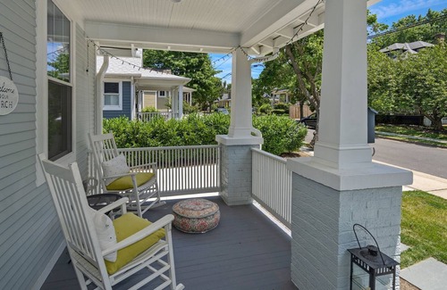 Del Ray House | Charming Del Ray Bungalow with fabulous porches (Dog Friendly!)