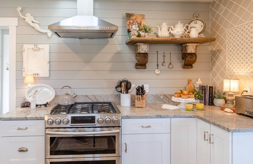 Downtown Cannon Beach House | Charming Designer Retreat, Walk to Beach & Downtown, Cozy Fireplace, Expansive Deck
