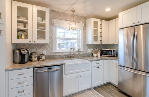 Downtown Cannon Beach House | Charming Designer Retreat, Walk to Beach & Downtown, Cozy Fireplace, Expansive Deck