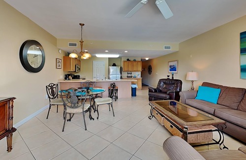 Fort Walton Beach - Destin Condo | Charming Destin Condo with Complimentary Beach Service!