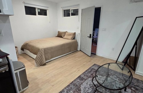 Pico-Union Apartment | Charming detached guesthouse with WiFi and AC in delightful Los Angeles