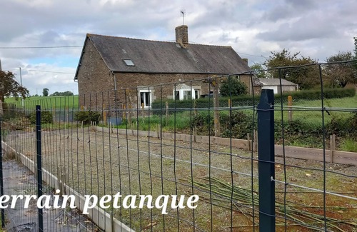 Montanel House | Charming detached single-storey longere in the countryside with courtyard and garden