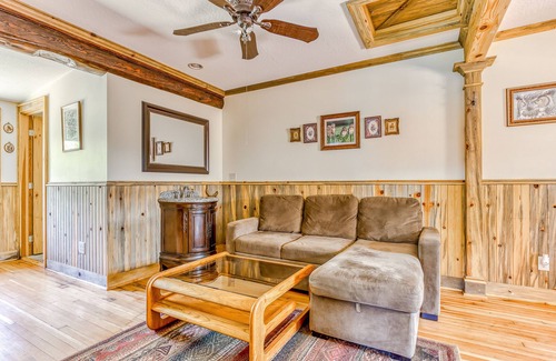 White Salmon Cabin | Charming dog-friendly cabin with kitchenette, patio, & close to attractions