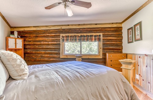 White Salmon Cabin | Charming dog-friendly cabin with kitchenette, patio, & close to attractions