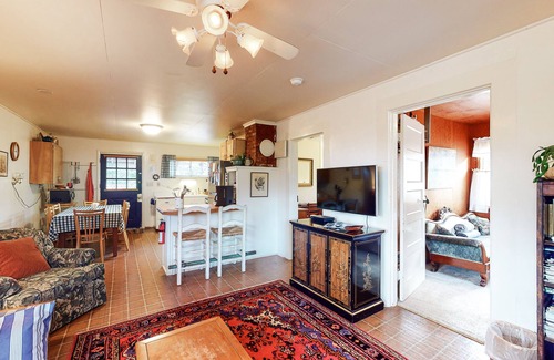 Neskowin Cabin | Charming, dog-friendly cabin with WiFi - steps from beach & two blocks from golf