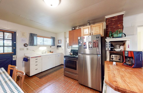 Neskowin Cabin | Charming, dog-friendly cabin with WiFi - steps from beach & two blocks from golf