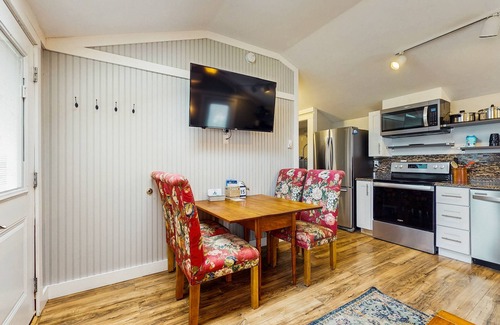 Kennebunk Cottage | Charming, Dog-Friendly Cottage w/Shared Pool - Walk to the Ocean