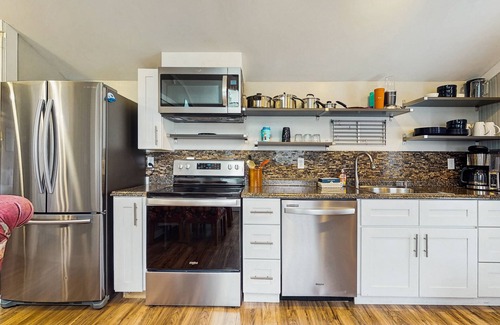 Kennebunk Cottage | Charming, Dog-Friendly Cottage w/Shared Pool - Walk to the Ocean