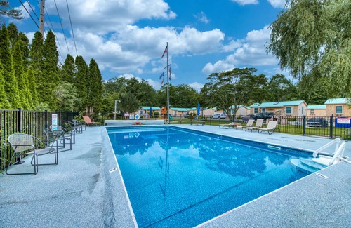 Kennebunk Cottage | Charming, Dog-Friendly Cottage w/Shared Pool - Walk to the Ocean