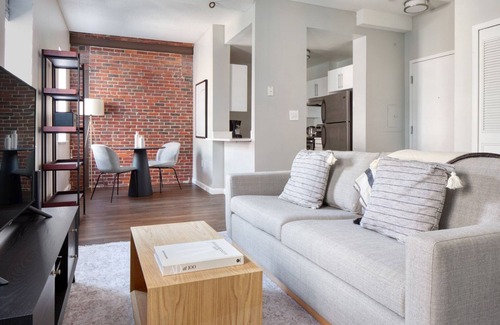 Lower Mills Apartment | Charming Dorchester/Milton 1BR next to Milton T stop, by Blueground