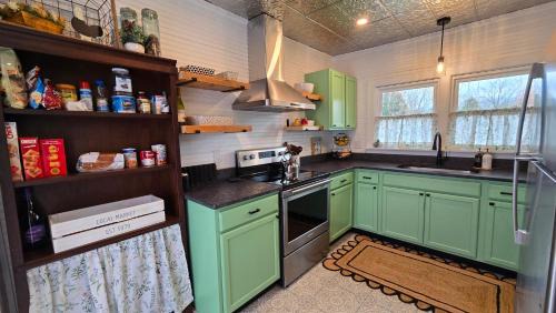Andrews House | Charming Downtown Bungalow I Explore-Shop-Eat
