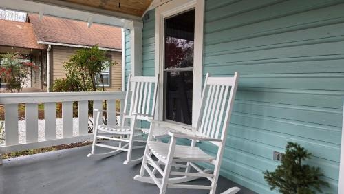 Andrews House | Charming Downtown Bungalow I Explore-Shop-Eat