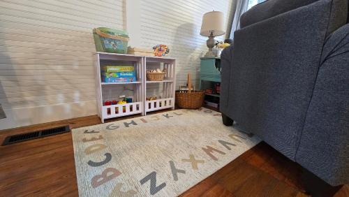 Andrews House | Charming Downtown Bungalow I Explore-Shop-Eat