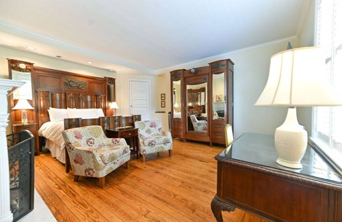 Edenton Bed & Breakfast | Charming downtown Edenton location with homemade breakfast daily