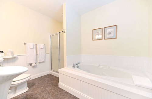 Edenton Bed & Breakfast | Charming downtown Edenton location with homemade breakfast daily