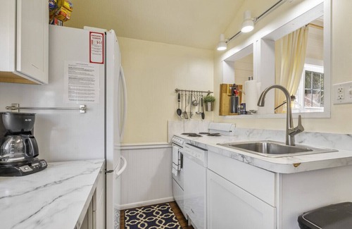 Cedar Key Cottage | Charming Downtown Island Cottage close to City Park Beach. Sleeps four.