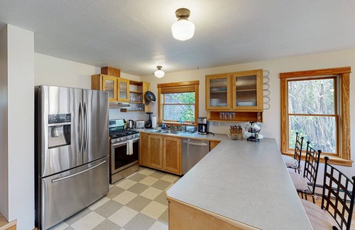Bozeman House | Charming downtown retreat with stained glass, enclosed yard, and washer/dryer