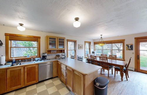 Bozeman House | Charming downtown retreat with stained glass, enclosed yard, and washer/dryer