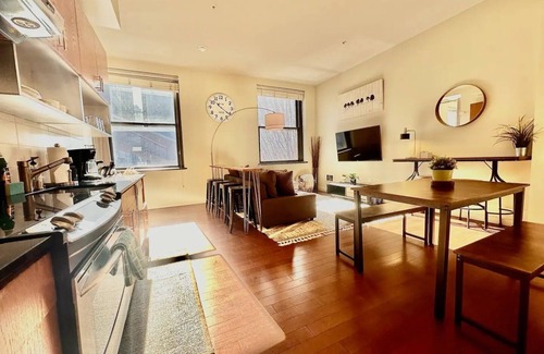 Downtown Seattle Apartment | Charming Downtown Seattle Condo with Water Views