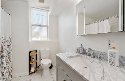 The Gate Boat Rental | Charming DTWN Getaway w/carport King Bd Sleeps 10