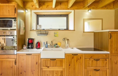 Beauchamps Cottage | Charming Eco-Friendly Cottage with Private Garden, Near Hiking Trails and Mini Farm