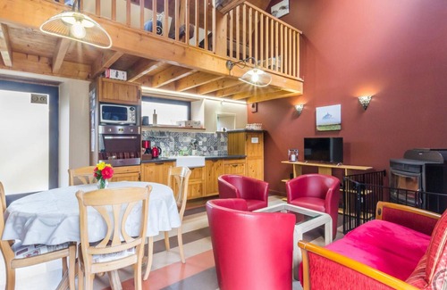 Beauchamps Cottage | Charming Eco-Friendly Cottage with Private Garden, Near Hiking Trails and Mini Farm