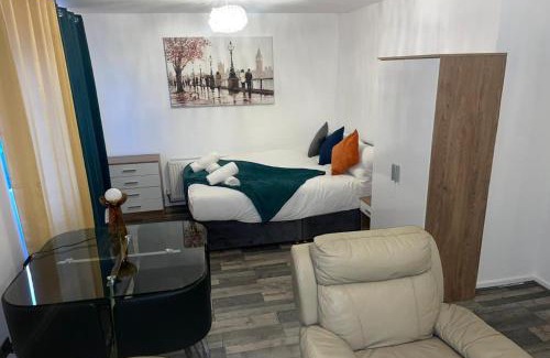 Southbury Apartment | Charming Enfield Stay Relaxing Private Room in Great Location