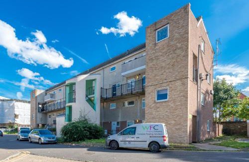 Southbury Apartment | Charming Enfield Stay Relaxing Private Room in Great Location
