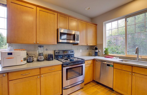 Everett House | Charming Everett Townhome - 3 Mi to Downtown!