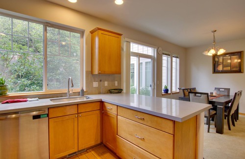 Everett House | Charming Everett Townhome - 3 Mi to Downtown!