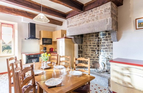 Saint-Pierre-Langers Cottage | Charming Farmhouse Near Beaches - Spacious Garden, Modern Amenities, and Family-Friendly