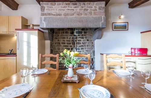 Saint-Pierre-Langers Cottage | Charming Farmhouse Near Beaches - Spacious Garden, Modern Amenities, and Family-Friendly