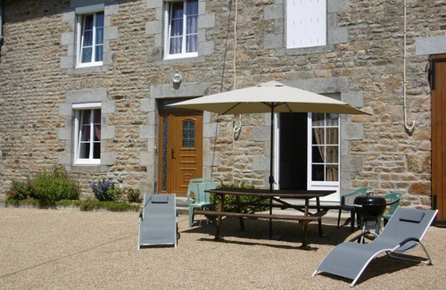Saint-Pierre-Langers Cottage | Charming Farmhouse Near Beaches - Spacious Garden, Modern Amenities, and Family-Friendly