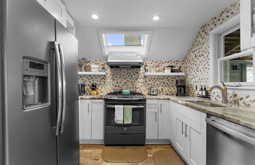 Fairfield Cottage | Charming Fairfield Beach 3BR 2BA Cottage By The Sea
