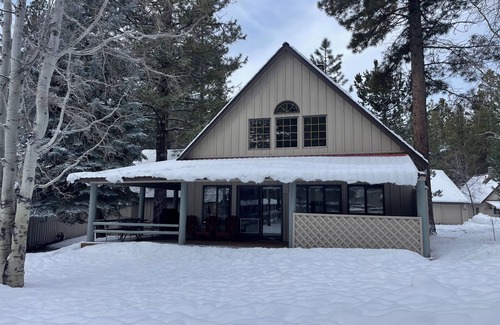 Sunriver Cabin | Charming Family Cabin-Pool View