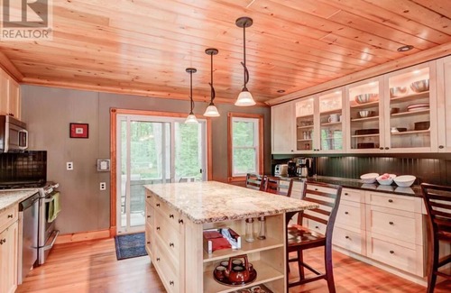 Grand Bend Cottage | Charming family cottage: walking distance to beach & famous Lake Huron sunsets.