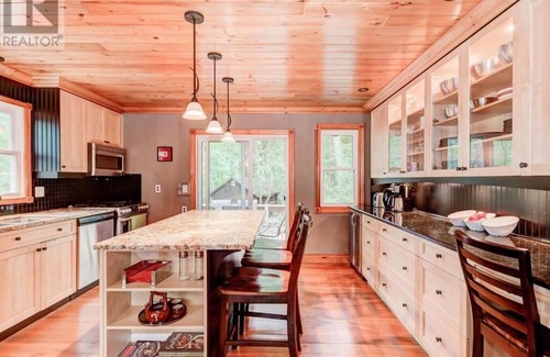 Grand Bend Cottage | Charming family cottage: walking distance to beach & famous Lake Huron sunsets.