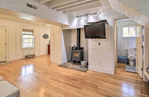 Ingles House | Charming Family Cottage, Walk to Claytor Lake