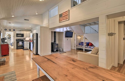 Ingles House | Charming Family Cottage, Walk to Claytor Lake