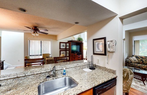 Palmetto Dunes Condo | Charming, family-friendly condo w/private deck - close to golf & the beach