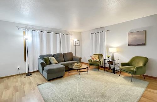 Des Moines House | Charming Family Friendly 3br Duplex Close To Drake